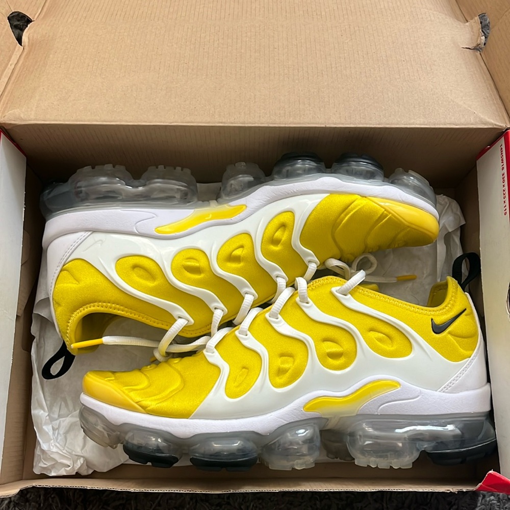 W AIR VAPORMAX PLUS